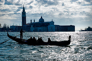 Gondoli Venetsian avoimemmilla vesill