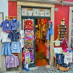 Vaatteita lapsille myyv kauppa