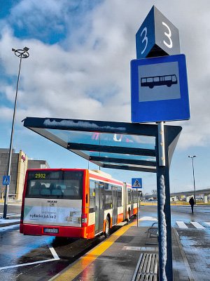 Bussi Gdanskin lentoaseman edess