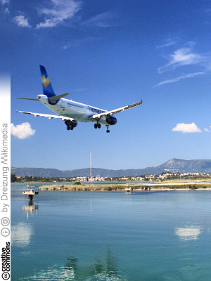 Lentokone laskeutuu Korfun lentokentlle