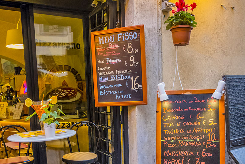 Italialaisen ravintolan hintoja euroissa