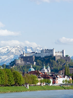 Hohensalzburgin linna. Taustalla Alpit.