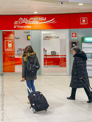Malpensan lentoasema, matkustajat siirtyvt Malpensa Express-junalle, Milano