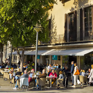 Kahvittelua kauniissa sss Passeig de Sagreralla