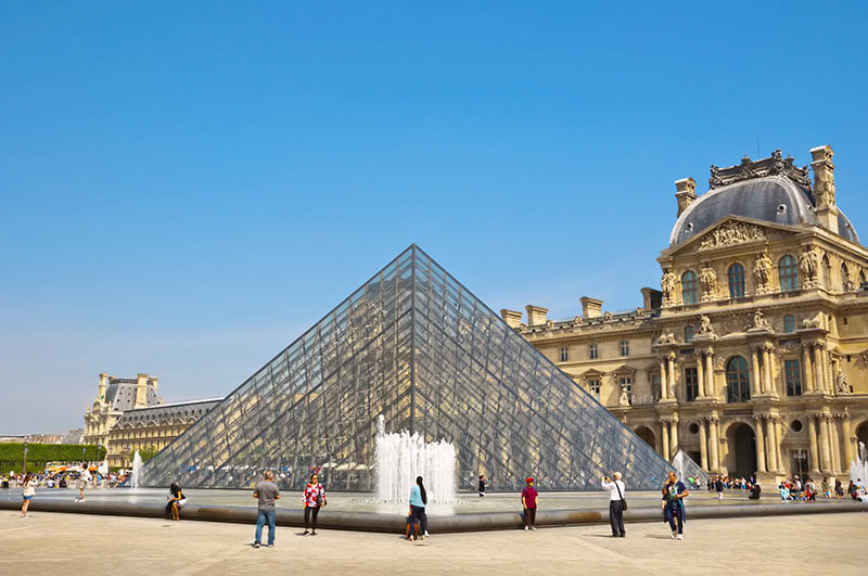 Musee du Louvren pyramidi