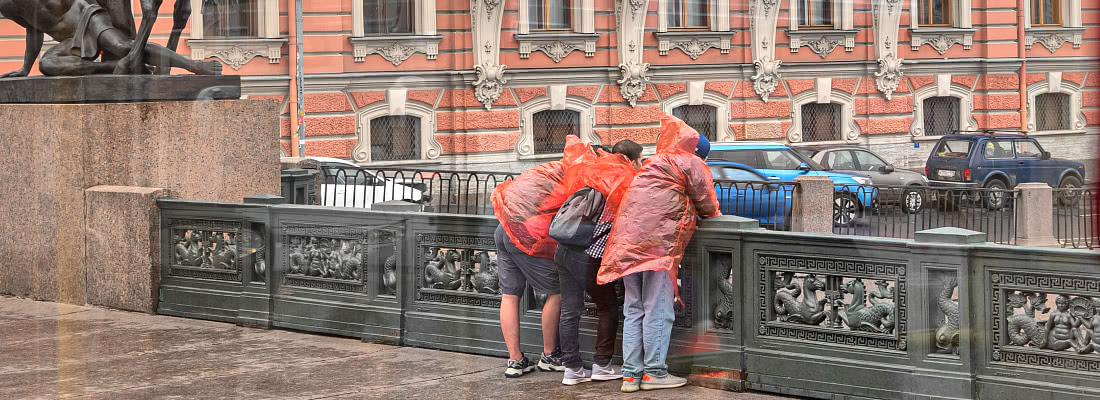 Turisteja sateessa Pietarissa