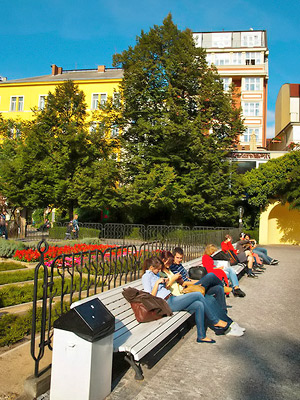 Frantiskanska Zahrada -puiston penkki Prahassa