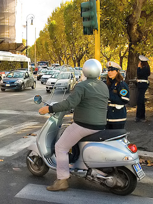 Poliisi pysytt skootterin Roomassa