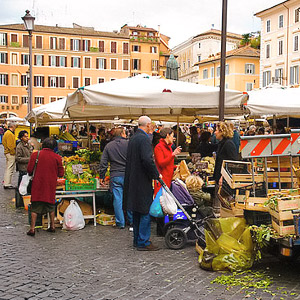 Piazza Campo di Fiori -aukion tori myy elintarvikkeita