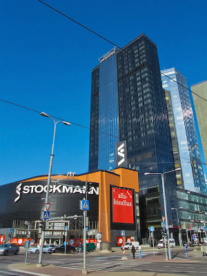 Stockmann ja taustalla pilvenpiirtji