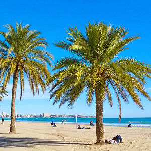 Väkeä rannalla Alicantessa