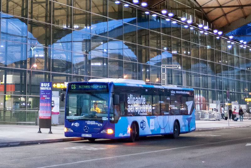 Lentokenttäbussi pysäkillä Alicanten lentokentällä
