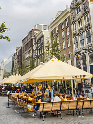 Ravintolan terasseja Rokin-kadulla Amsterdamissa