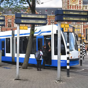 Raitiovaunupyskkej prautatieaseman edess
