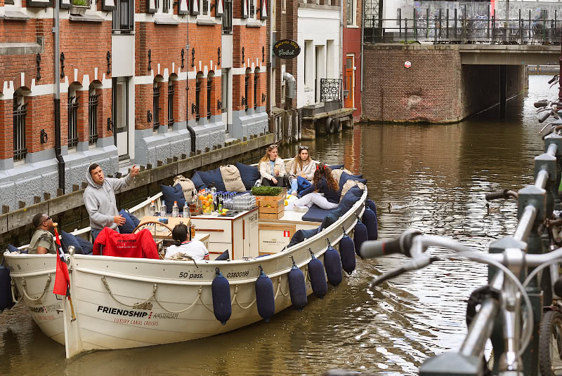 Avovene kanaaliristeilyllä Amsterdamissa