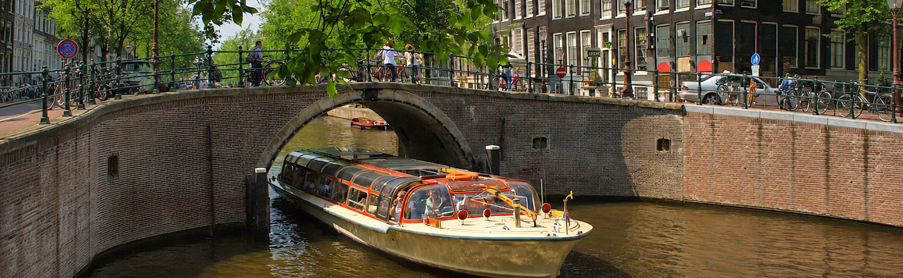 Risteilylaiva kanavalla Amsterdamissa