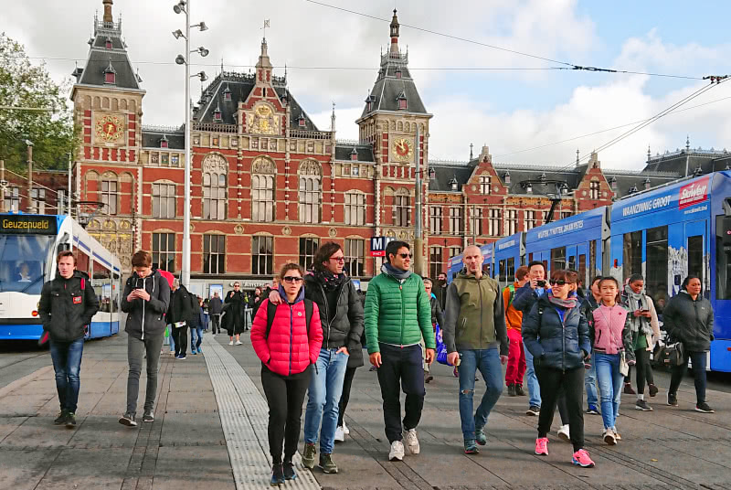 Ihmisiä rautatieaseman edustalla, Amsterdam