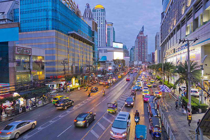 Phietchaburi Road Bangkokissa (tyskuva)