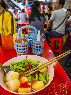 Keittoa Bangkokin Chinatownissa