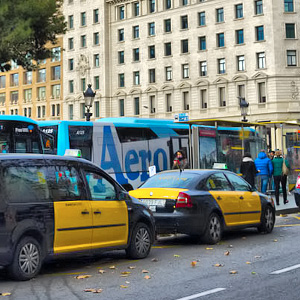 Aerobus-lentokenttäbussi ja takseja