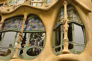 Casa Battlon ikkunoita