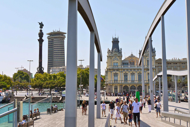 Rambla de Mar, Port Vell (CC License: Attribution-ShareAlike 2.0 Generic)