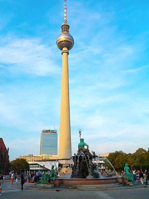Berliinin televisiotorni ja Neptunbrunnen-suihkulhde