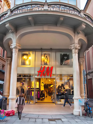 H&M-vaatekauppa Via dell'Indipendenza-kadulla