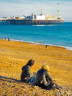 Ihmisiä rannalla Brighton Pear -laiturin lähellä