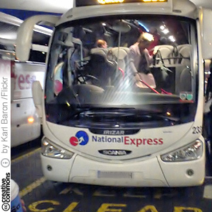 National Express -bussi Heathrown kentällä (CC License: Attribution 2.0 Generic)