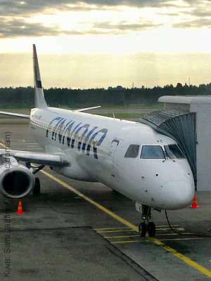 Finnairin lentokone lentokentällä