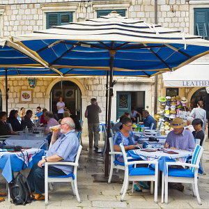Ruokailijoita ravintolan terassilla Dubrovnikissa