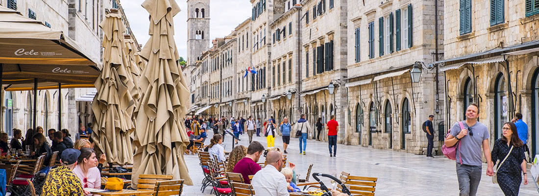 Ihmisiä kävelee Stradun-pääkadulla, Dubrovnik