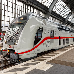 Juna, joka kulkee kaupunkien välillä Saksassa
