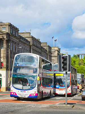 Linja-autoja Edinburghissa