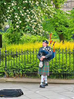 Skkipillin soittaja Princes Street Gardens -puiston edess