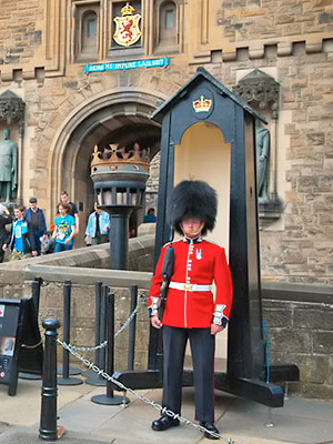 Vahti Edinburghin linnan portilla