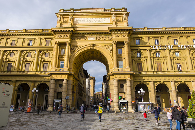 Suuri portti Piazza della Repubblicalla