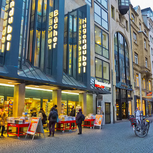 Hugendubel-kirjakauppa Rathenauplatz-aukiolla