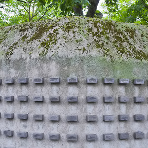 Nimikylttejä Judischer Friedhof -hautausmaan muurissa