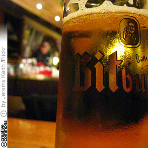 Saksalainen bitburger-olut (CC License: Attribution 2.0 Generic)