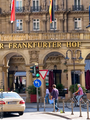 Hotellin sisäänkäynti Frankfurtissa
