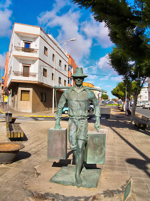 Vedenjakajan patsas Puerto del Rosariossa
