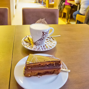 Suklaakakku ja kahvia kahvilan pöydällä