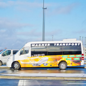 Shuttle-bussi Lech Walesa -lentoaseman edustalla