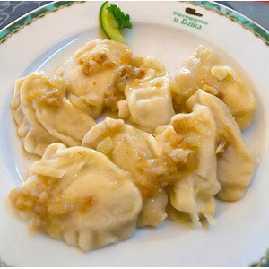 Pierogi-nyyttej lautasella