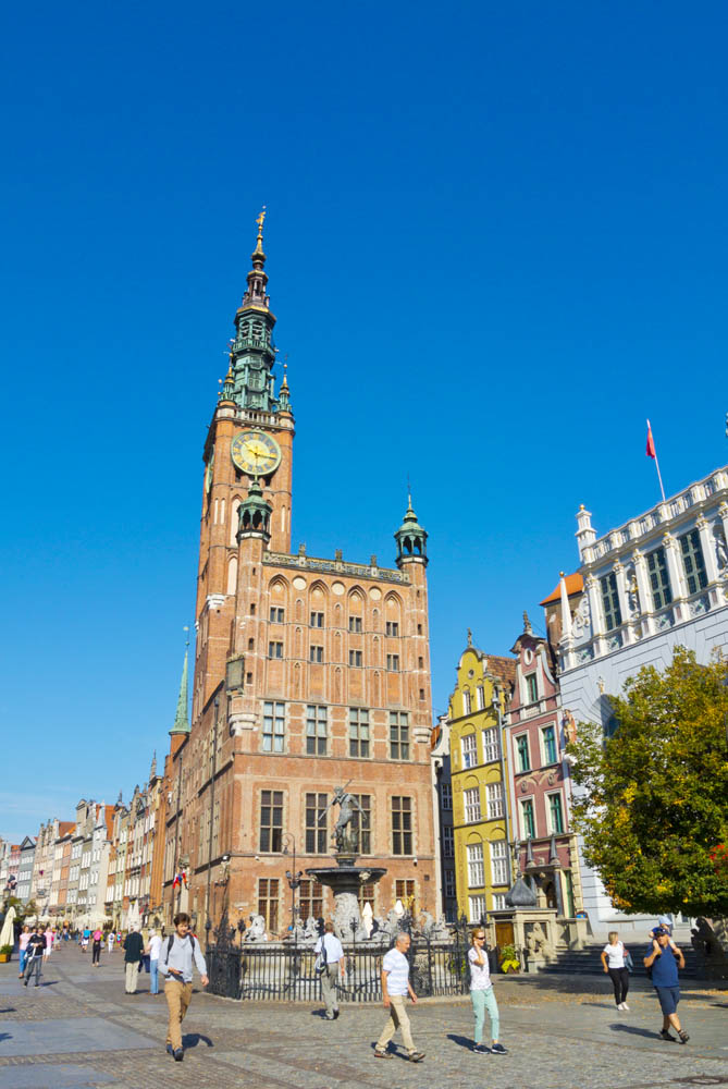 Gdanskin kaupungintalon torni näkyy pitkälle.