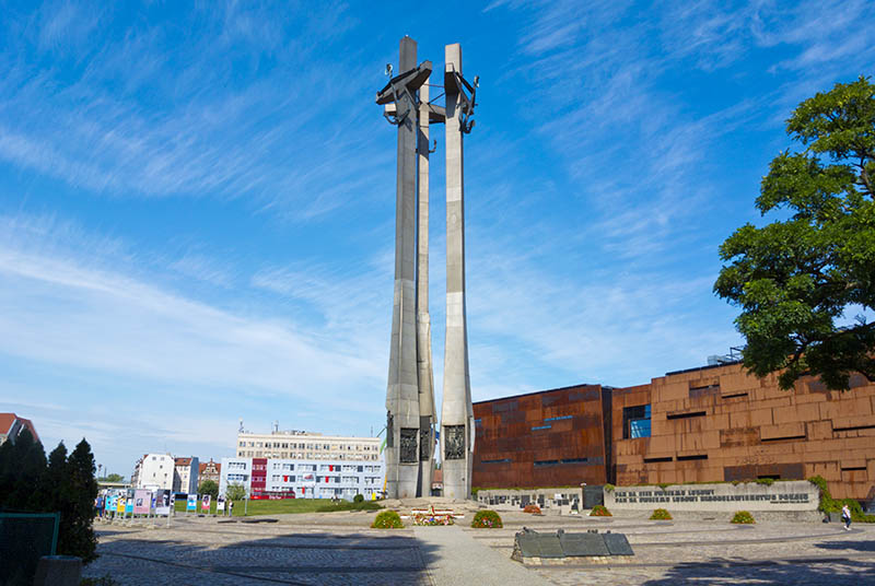 Plac Solidarności -aukiolla seisoo muistomerkki Gdanskin telakan lakkojen, jotka turvallisuuspoliisi brutaalein menetelmin tukahdutti, uhreille.