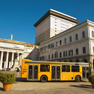 Linja-auto Piazza de Ferrari -aukiolla