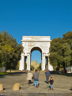 Lapsiperhe Piazza della Vittoria -aukiolla